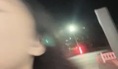 颜值人妖深夜户外露出路边椅子上口交深喉，户外刺激