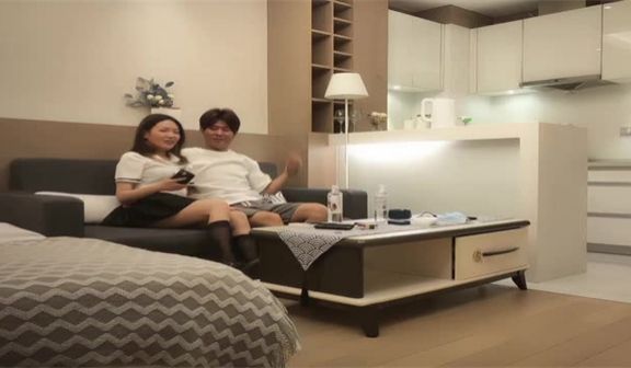 偷拍实录：土豪高价约炮黑丝巨乳骚御姐，床上狂揉猛