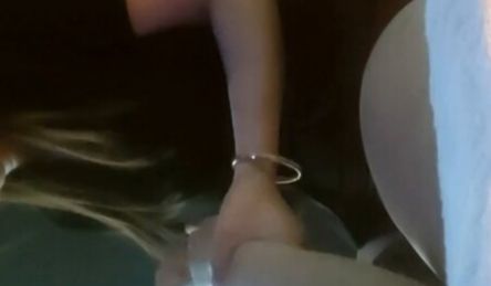 足疗店偷拍实录：勾搭美艳女技师揉胸手淫口爆全记录