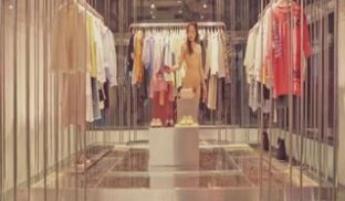 北京天使捷哥全裸逛街购物顺便客串展柜模特，诱人胴