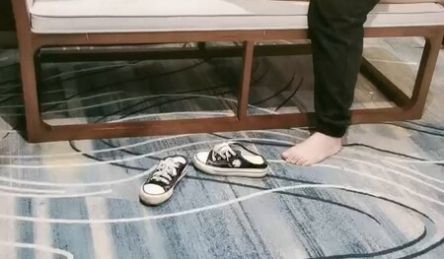 约的兼职大学生让小哥抱在怀里吃奶玩逼乖巧可爱又温